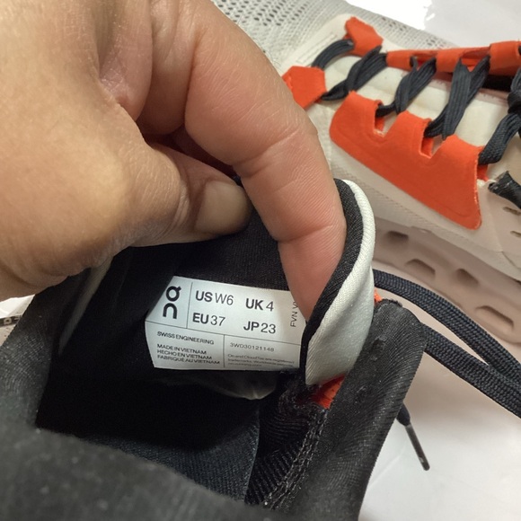 On Running Cloudstratus 3 shoes in undyed-white and sand. Women’s size 6 - Picture 8 of 11